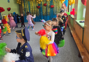 Dzieci tańczą z pomponami