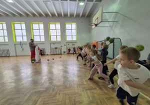 Dzieci rzucają piłką do celu - sztucznej postaci człowieka