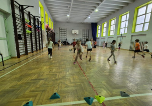 Dzieci biegają po sali