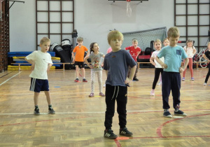 Dzieci wykonują krążenie biodrami
