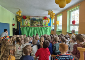 Dzieci siedzą na widowni i czekają na rozpoczęcie teatrzyku