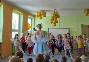 Dziewczynki podczas tańca - naśladują ruch pokazywany przez tancerkę