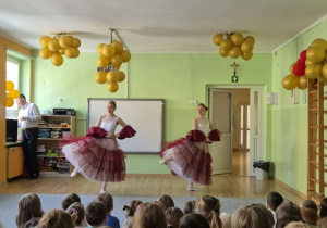 Dzieci oglądają występ - dwie tancerki ubrane w hiszpańskie stroje tańczą taniec hiszpański