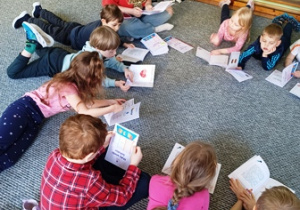 Dzieci oglądają książki na temat emocji