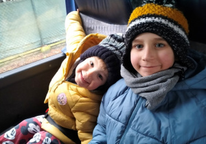 Bruno i Fabian w trakcie jazdy autokarem