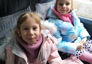 Michasia i Iga w trakcie jazdy autokarem