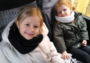 Laura i Jula w trakcie jazdy autokarem