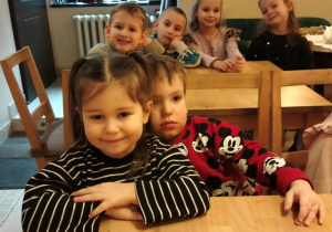 dzieci siedzące w Baśniowej Kawiarence