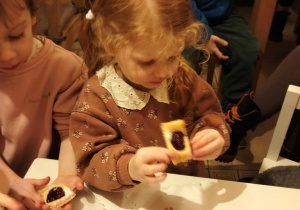 Jula w trakcie poczęstunku w Baśniowej Kawiarence