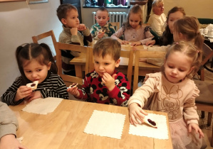 Dzieci w trakcie poczęstunku w Baśniowej Kawiarence