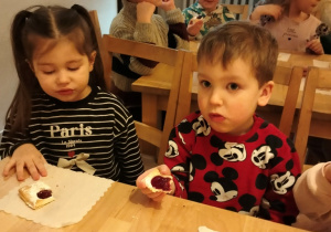 dzieci w trakcie poczęstunku w Baśniowej Kawiarence