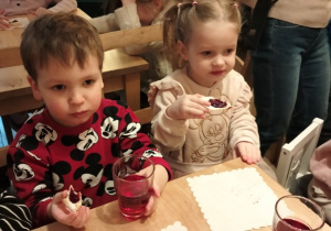 Fabian i Jula przy stoliku w Baśniowej Kawiarence