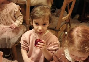 Iga w trakcie poczęstunku w Baśniowej Kawiarence