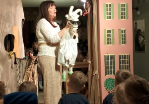 Aktorka pokazuje kukiełki i lalki po przedstawieniu