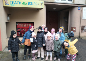 dzieci pozują do zdjęcia przed Baśniową Kawiarenką