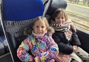 Dwie dziewczynki siedzą w autokarze