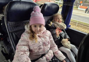 Dwie dziewczynki siedzą w autokarze