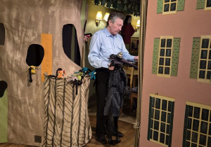 Aktor prezentuje rekwizyty