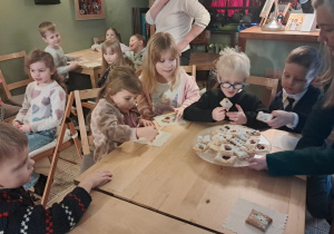 Dzieci w czasie poczęstunku w Baśniowej Kawiarence