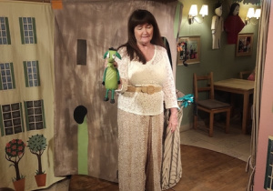 Aktorka opowiada o rekwizytach w teatrze.