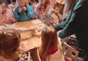 Dzieci częstują się ciasteczkami.