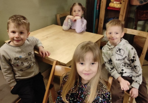 Dzieci czekają na rozpoczęcie przedstawienia.