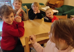 Dzieci czekają na rozpoczęcie przedstawienia.