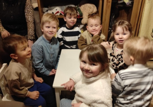 Dzieci w oczekiwaniu na spektakl.
