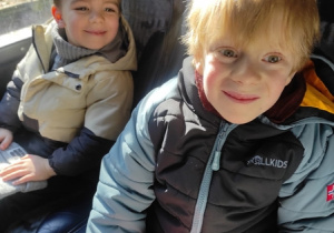 W drodze do Baśniowej Kawiarenki - dzieci siedzą w autokarze.