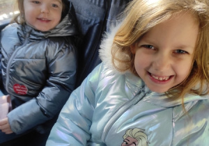 W drodze do Baśniowej Kawiarenki - dzieci siedzą w autokarze.