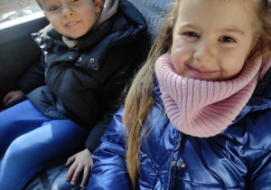 W drodze do Baśniowej Kawiarenki - dzieci siedzą w autokarze.