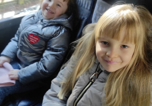 W drodze do Baśniowej Kawiarenki - dzieci siedzą w autokarze.