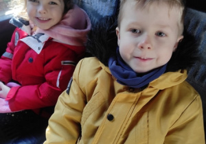 W drodze do Baśniowej Kawiarenki - dzieci siedzą w autokarze.