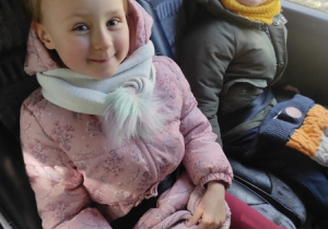 W drodze do Baśniowej Kawiarenki - dzieci siedzą w autokarze.