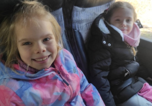 W drodze do Baśniowej Kawiarenki - dzieci siedzą w autokarze.