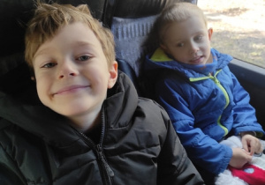 W drodze do Baśniowej Kawiarenki - dzieci siedzą w autokarze.