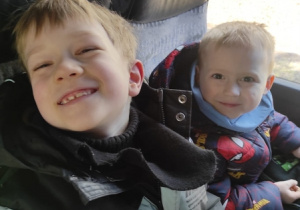 W drodze do Baśniowej Kawiarenki - dzieci siedzą w autokarze.