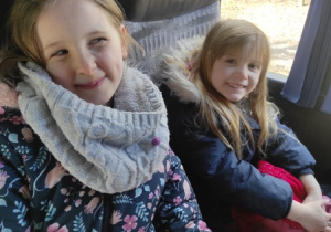 W drodze do Baśniowej Kawiarenki - dzieci siedzą w autokarze.