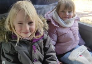 W drodze do Baśniowej Kawiarenki - dzieci siedzą w autokarze.