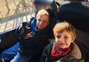 Dzieci siedzą w autokarze i czekają na wyjazd do "Baśniowej Kawiarenki"