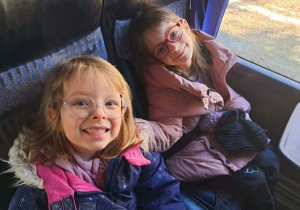 Dwie dziewczynki siedzą w autokarze i czekają na wyjazd do "Baśniowej Kawiarenki"