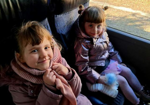 Dwie dziewczynki siedzą w autokarze i czekają na wyjazd do "Baśniowej Kawiarenki"