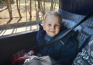 Bartek siedzi w autokarze podczas wyjazdu do "Baśniowej Kawiarenki"