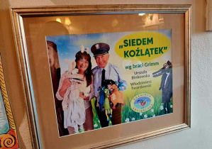 Zdjęcie przedstawia plakat informacyjny na temat spektaklu "Siedem koźlątek" oglądanego przez dzieci w czasie wyjazdu