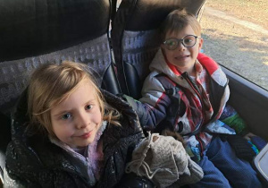 Dzieci siedzą w autokarze i czekają na wyjazd do "Baśniowej Kawiarenki"