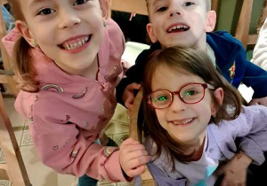 Dzieci w oczekiwaniu na przedstawienie pt. "Siedem koźlątek" w "Baśniowej Kawiarence" pozują do pamiątkowego zdjęcia