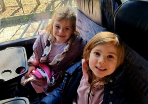 Dziewczynki siedzą w autokarze i czekają na wyjazd do "Baśniowej Kawiarenki"