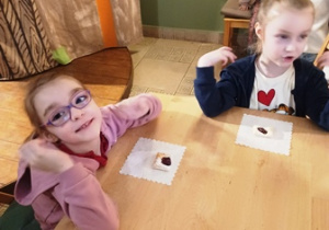 Julcia i Olga w czasie poczęstunku