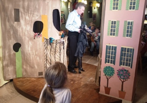 Aktor objaśnia dzieciom jak wykonana jest lalka wilka, która widziały w bajce