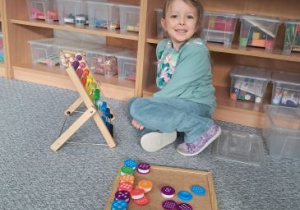 Dziewczynka układa matematyczne ciasteczka